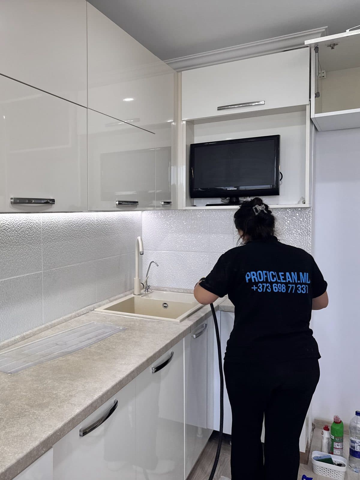 Colegă ProfiClean la curățenia unei bucătării albe